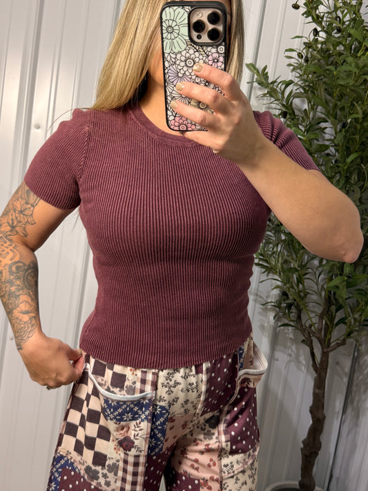 WASHED RIBBED TEE: Maroon